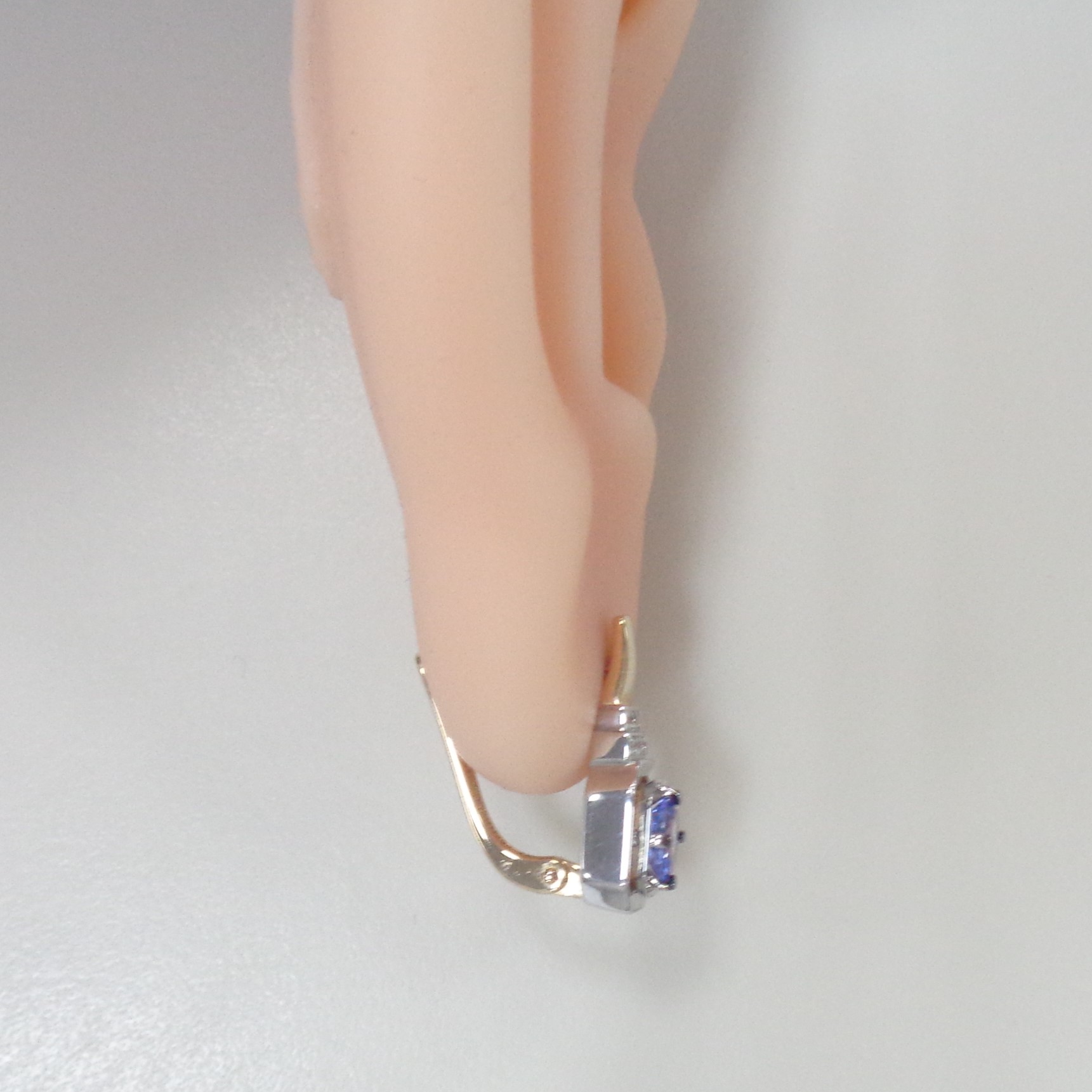 Золотые серьги 585 пробы; родий (бел.,черн.); вставки 14 Бр.Кр-57 3/6А 0,065; 2 Танзанит;